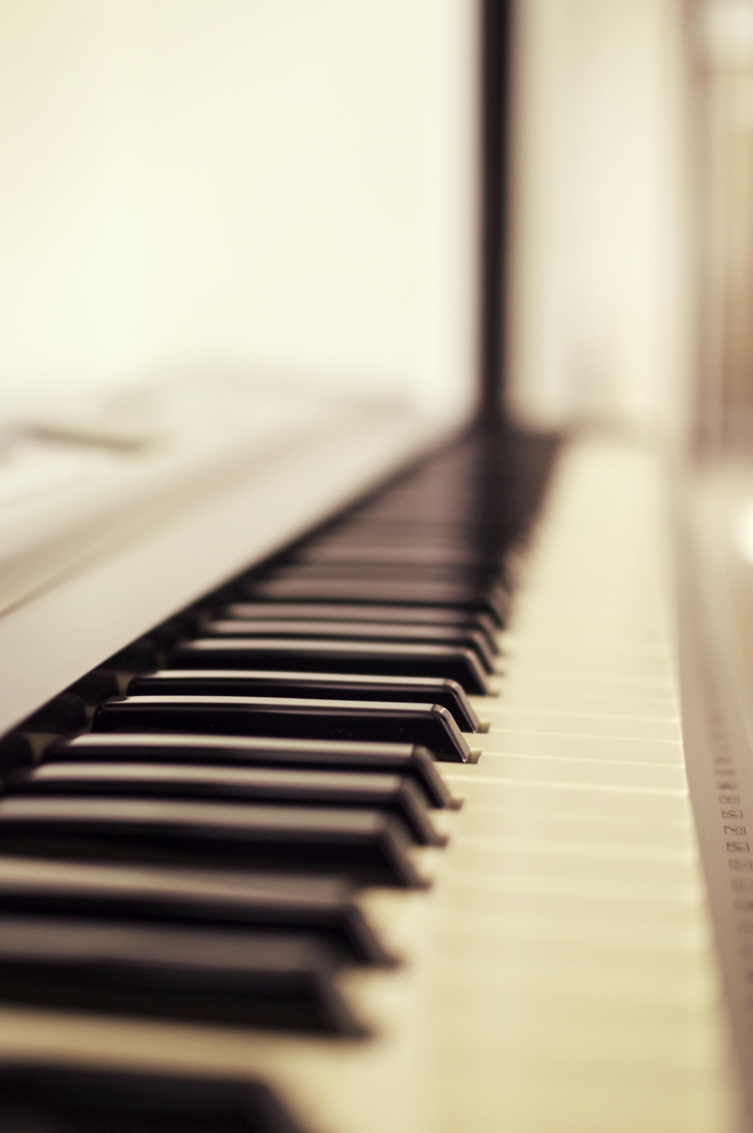 klavíry a pianina-klávesové nástroje
