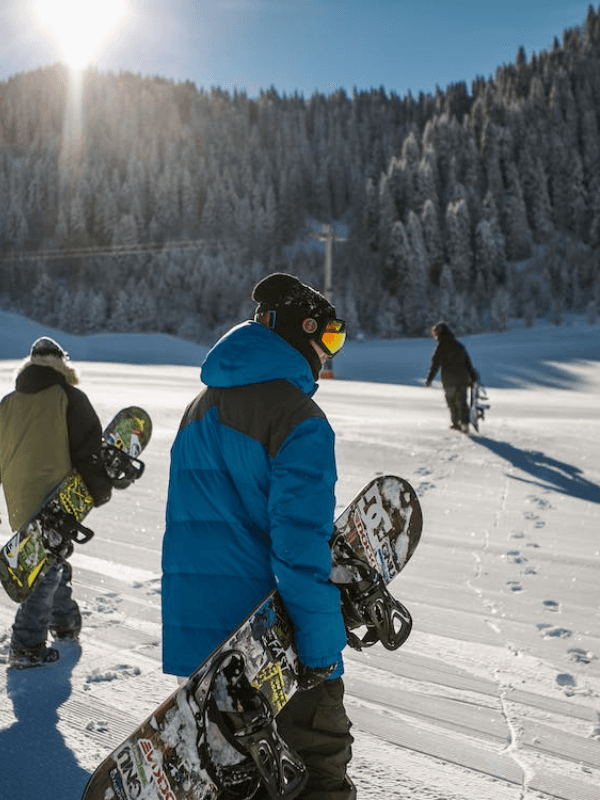 Snowboardování: Techniky jízdy, výběr vybavení a triky
